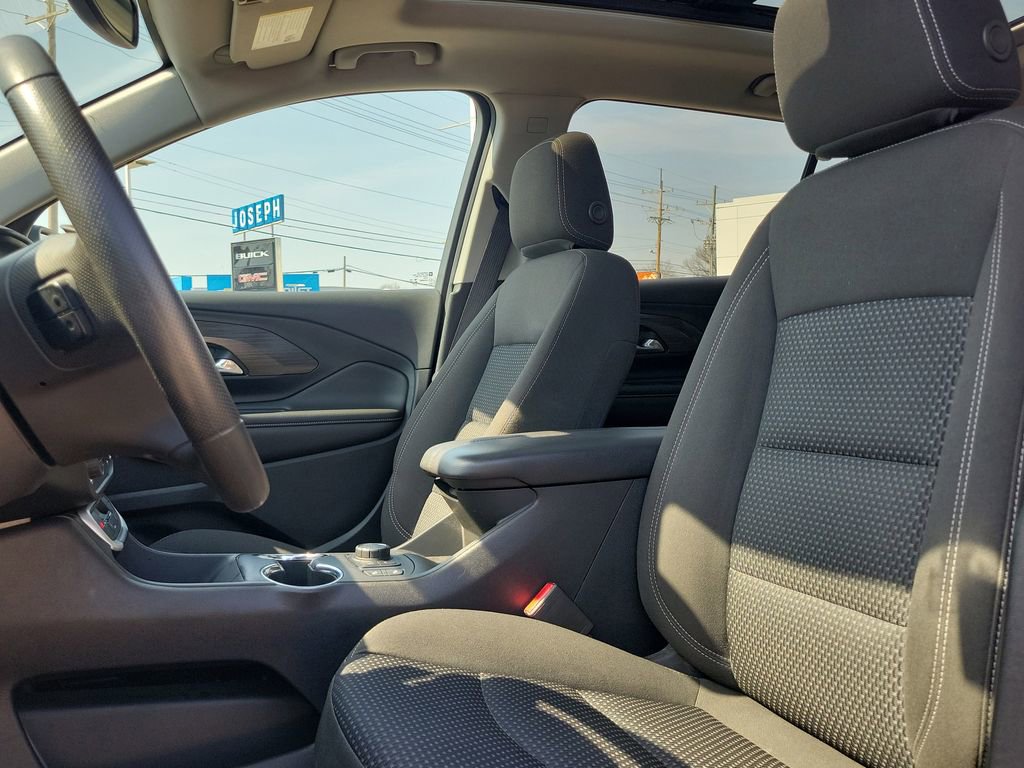 Used 2023 GMC Terrain SLE w/ Driver Convenience Package image 17