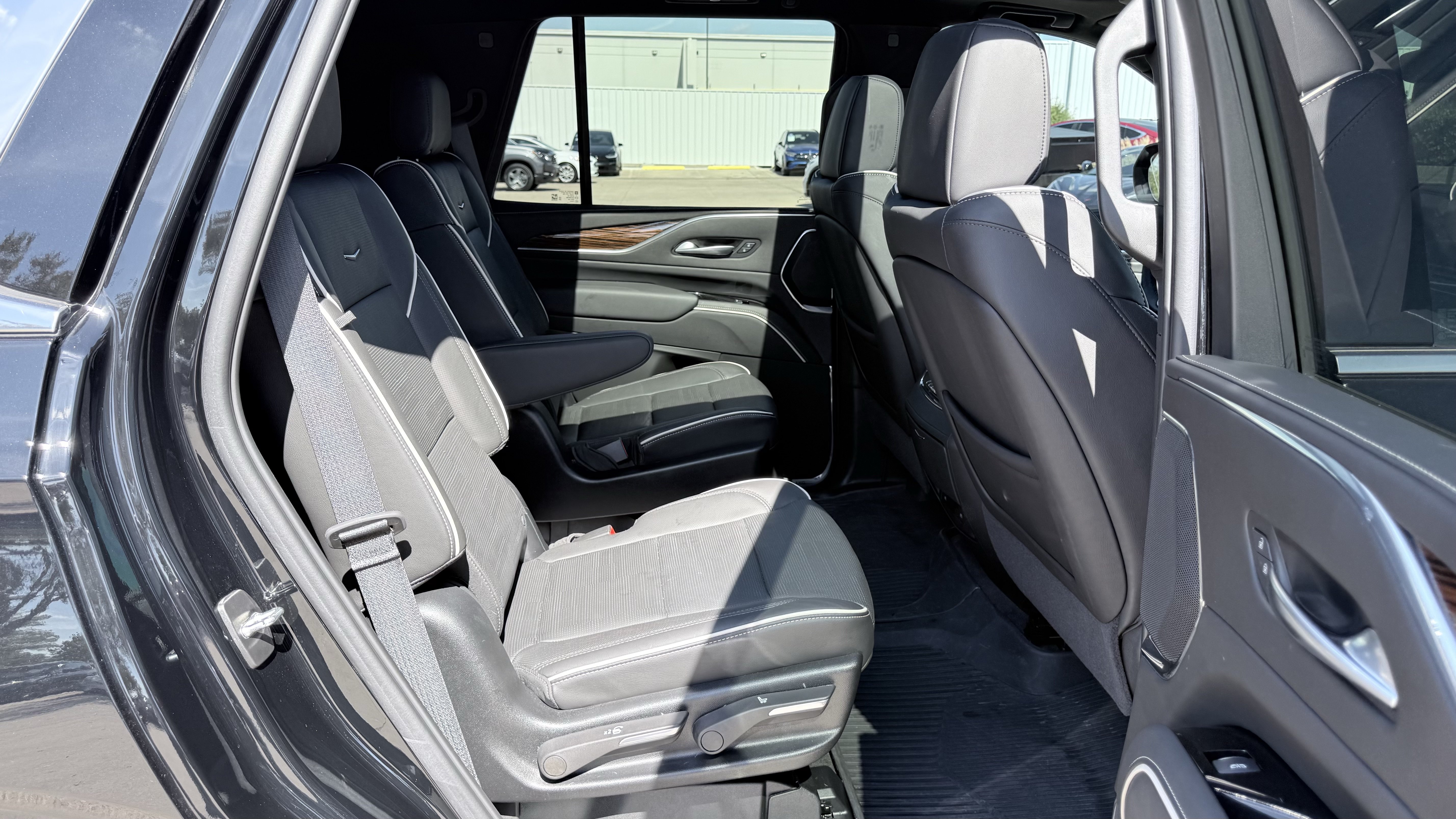 Used 2024 Cadillac Escalade Premium Luxury w/ Performance Package AWD/4WD image 44