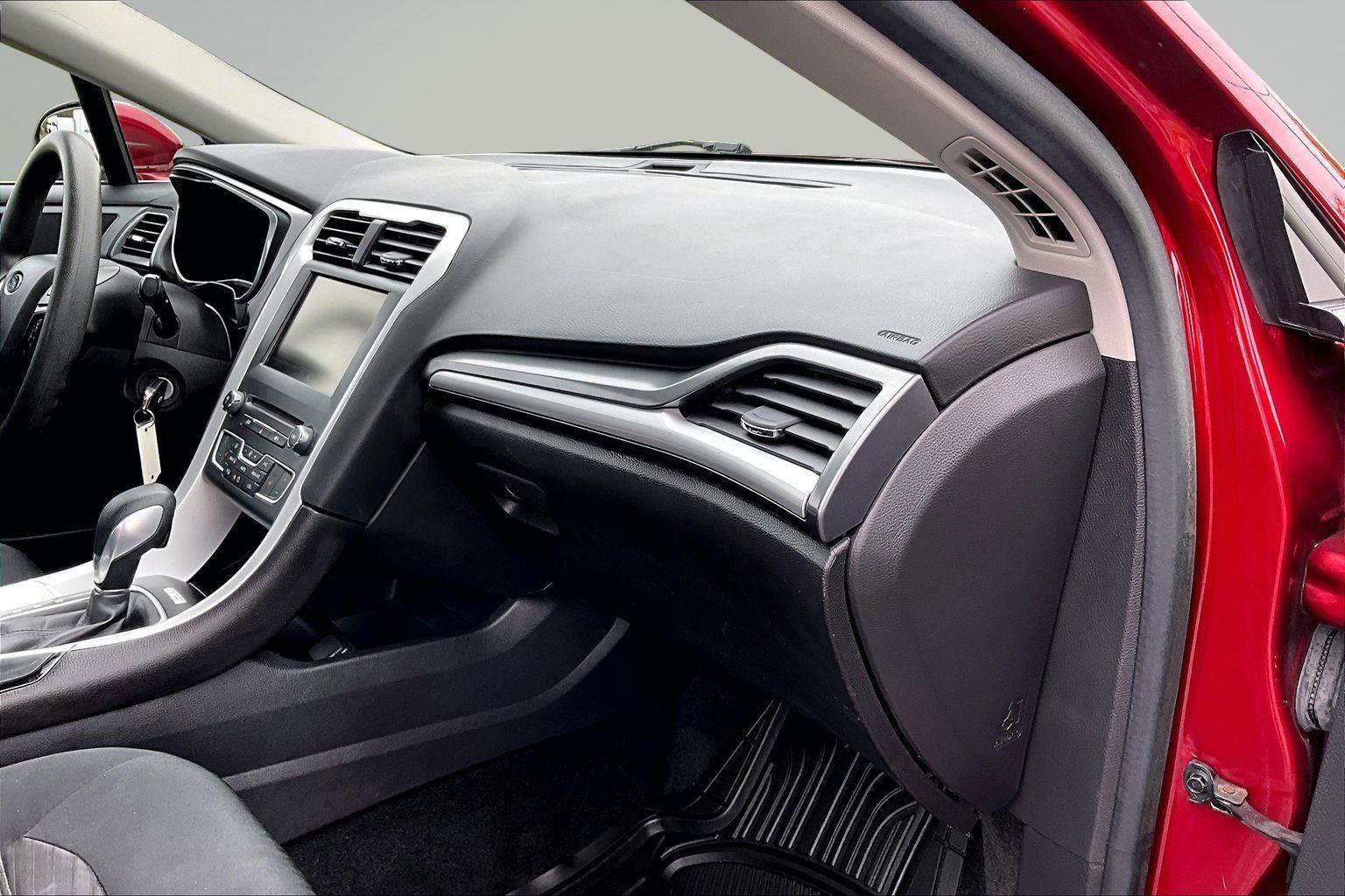 Used 2016 Ford Fusion SE FWD image 18