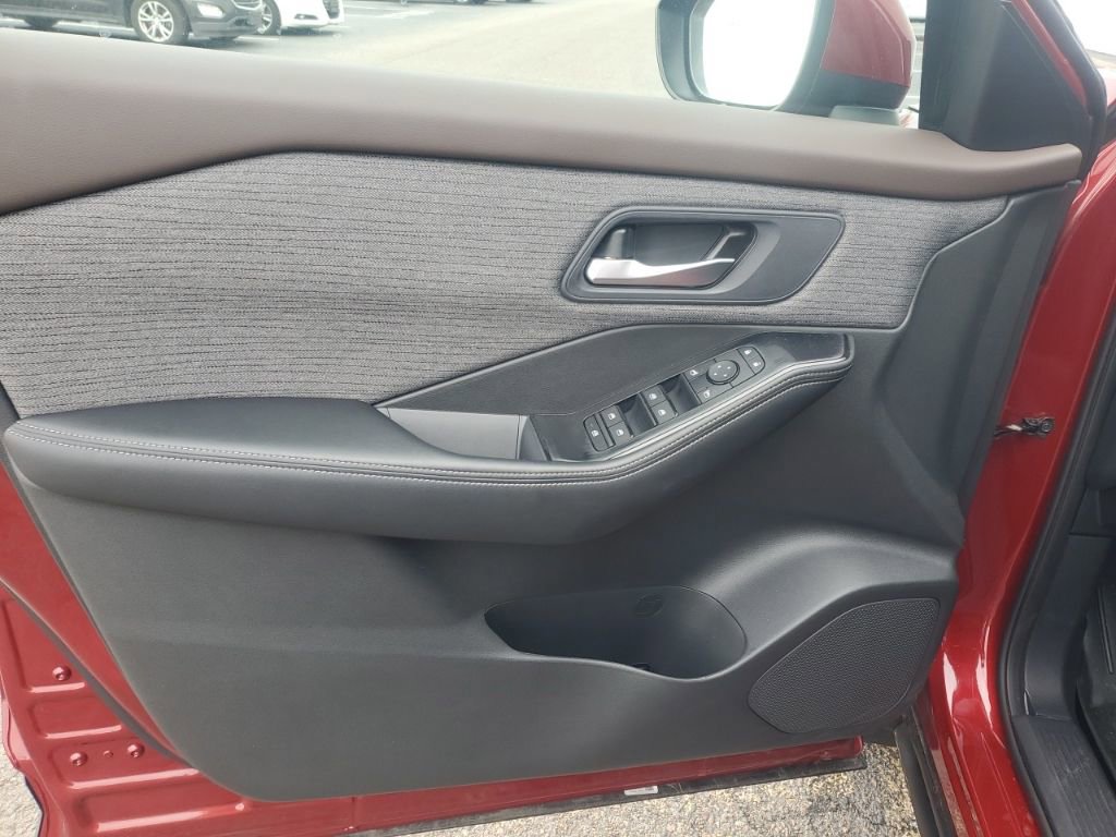 Used 2023 Nissan Rogue SV image 12