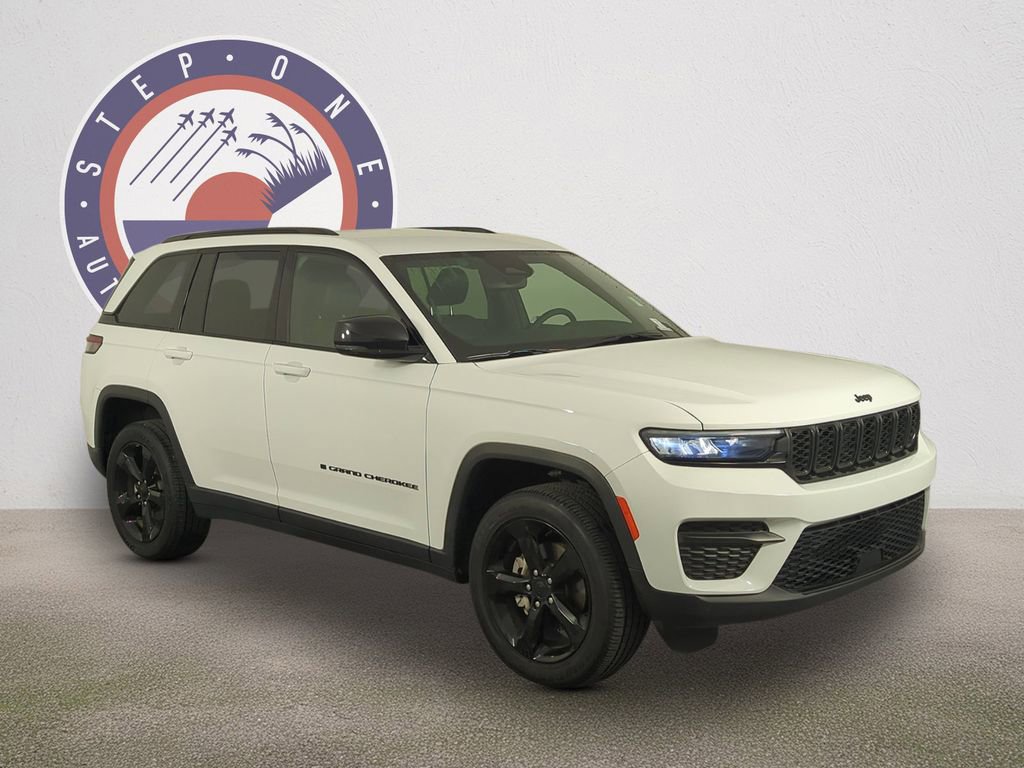 Used 2023 Jeep Grand Cherokee Altitude image 2