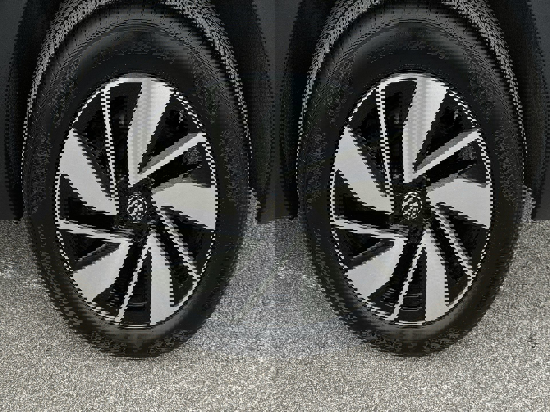 Certified 2025 Volkswagen Atlas SEL image 34