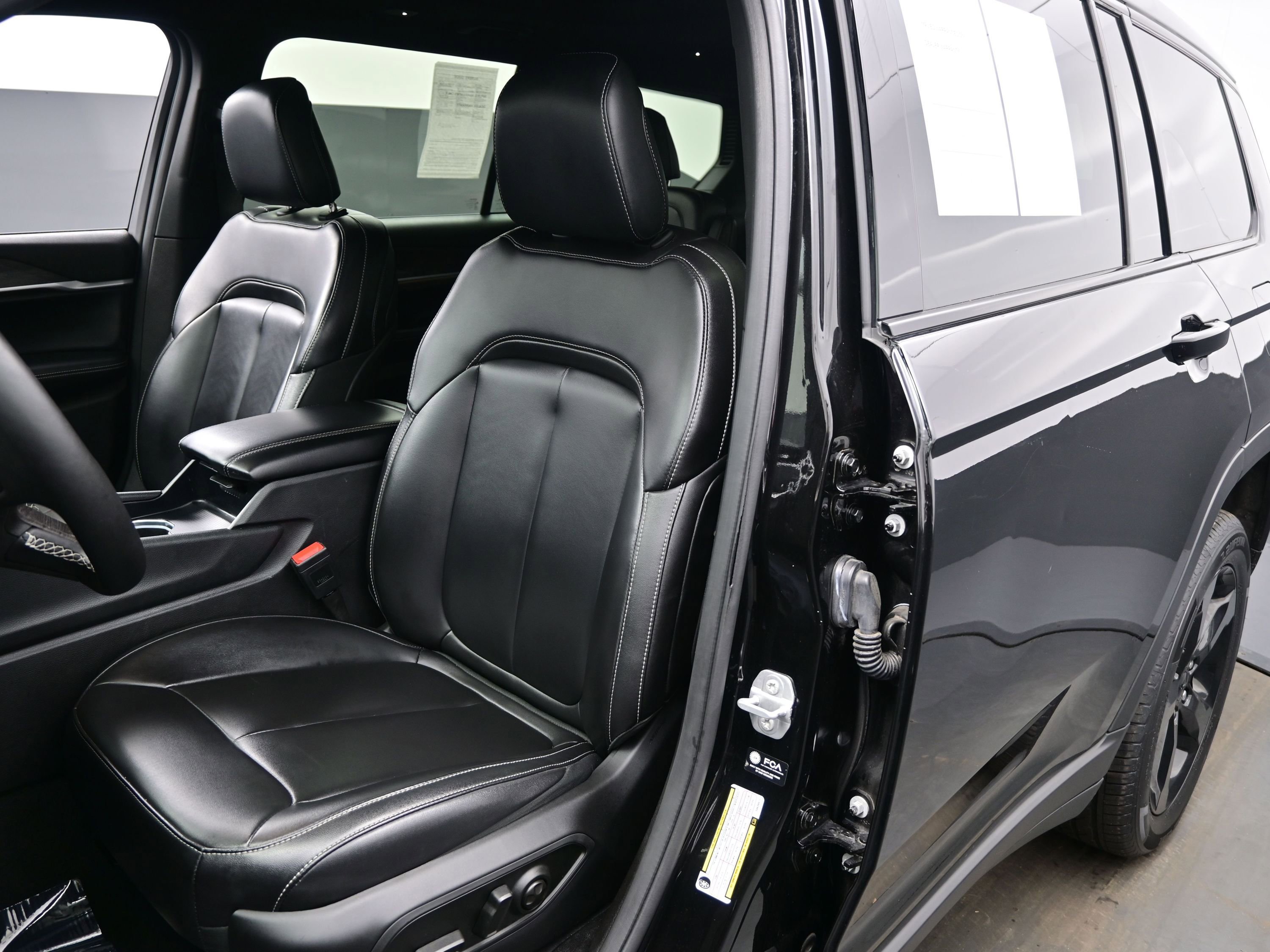 Used 2025 Jeep Grand Cherokee L Limited w/ Black Appearance Package image 12