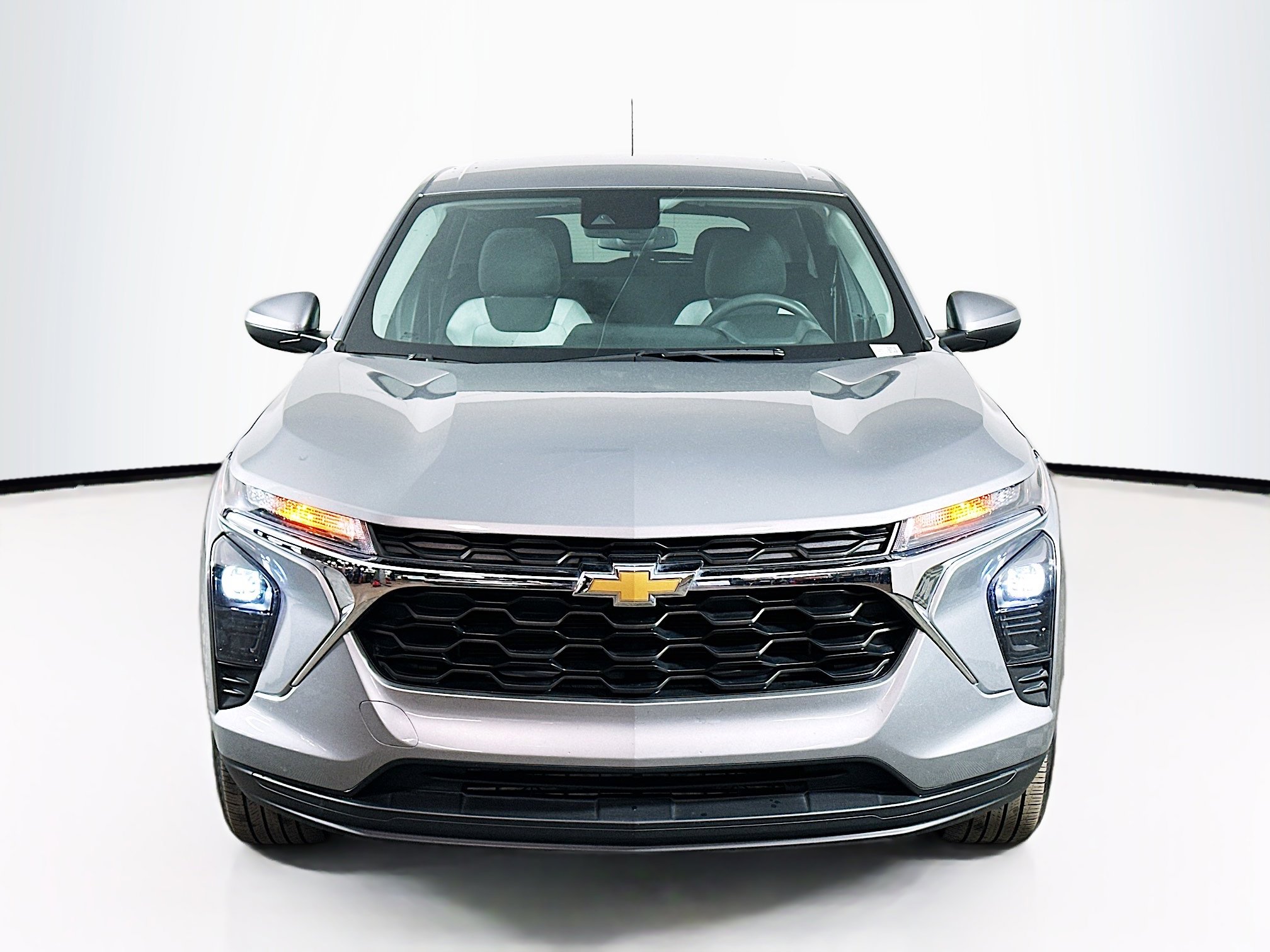 Used 2025 Chevrolet Trax LS w/ LS Convenience Package image 2