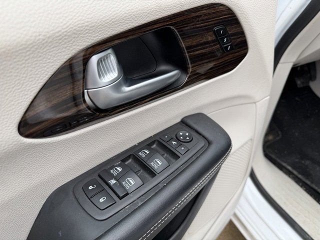 Used 2024 Chrysler Pacifica Limited image 12