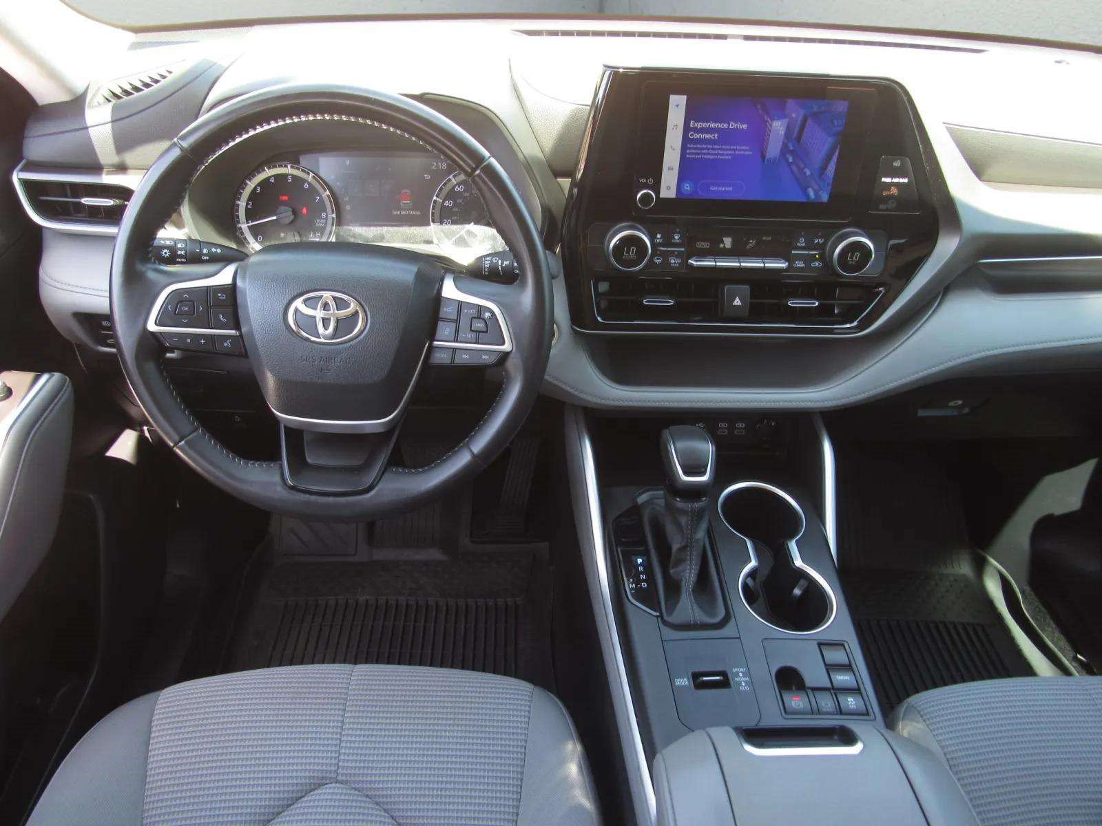 Used 2023 Toyota Highlander LE FWD image 17