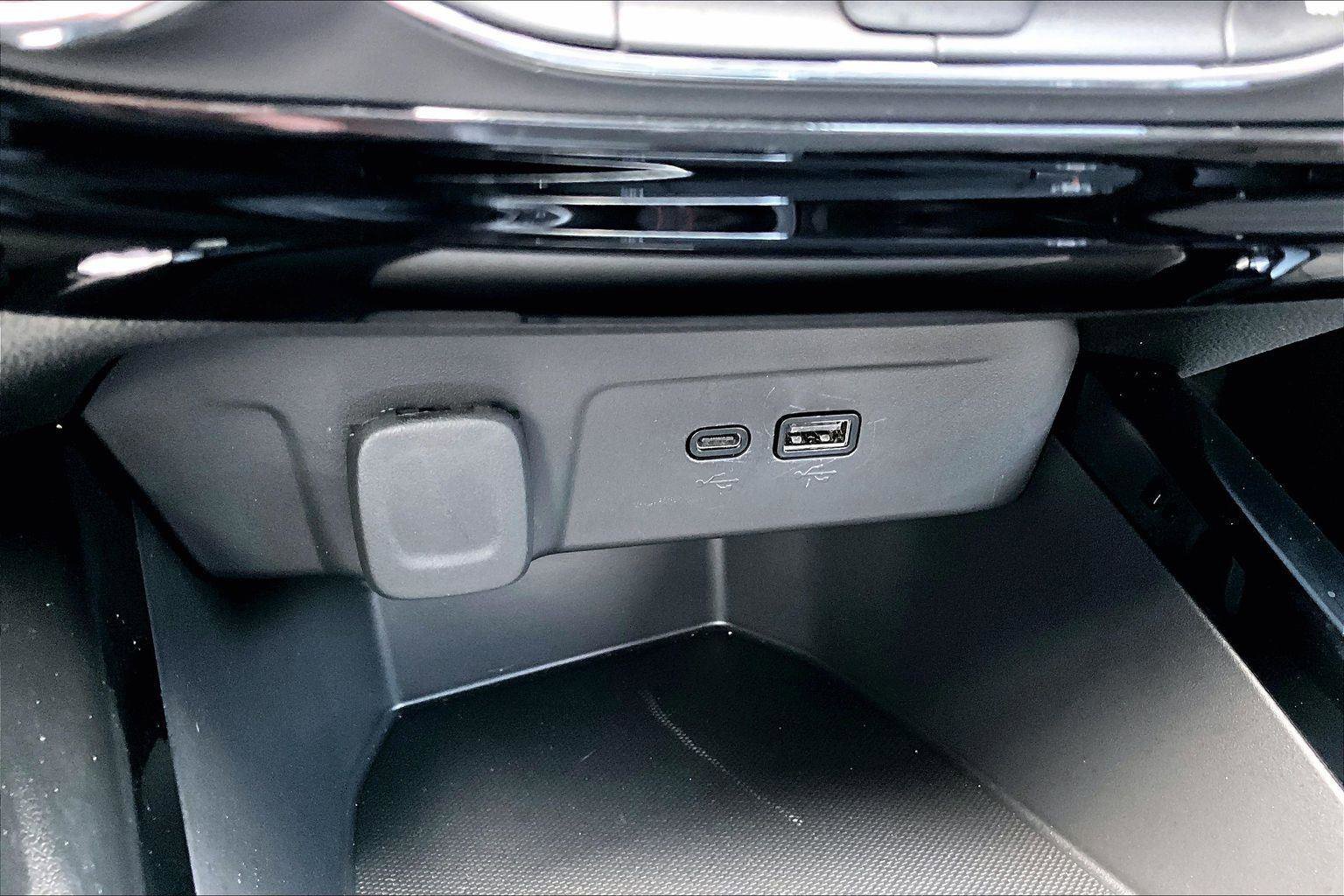 Used 2025 Chevrolet Trax RS w/ Driver Confidence Package FWD image 32