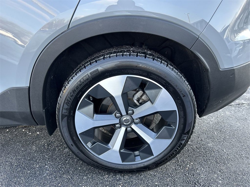 Used 2024 Volvo XC40 B5 Plus image 11