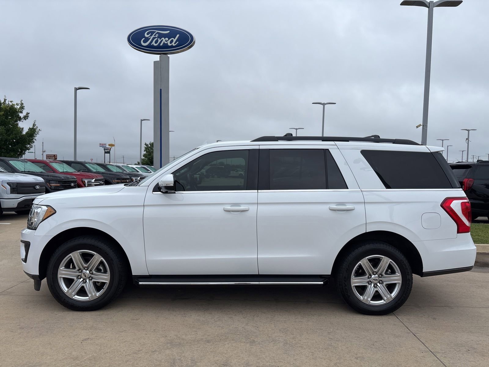 Used 2020 Ford Expedition XLT w/ Equipment Group 202A RWD image 2