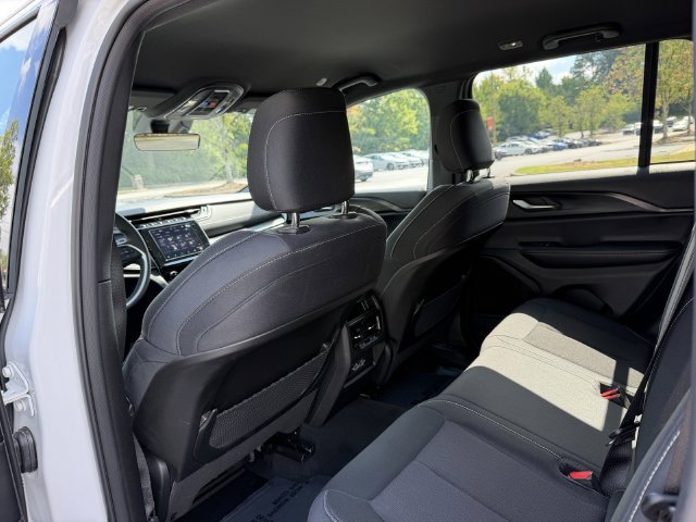 Used 2025 Jeep Grand Cherokee Laredo AWD/4WD image 23