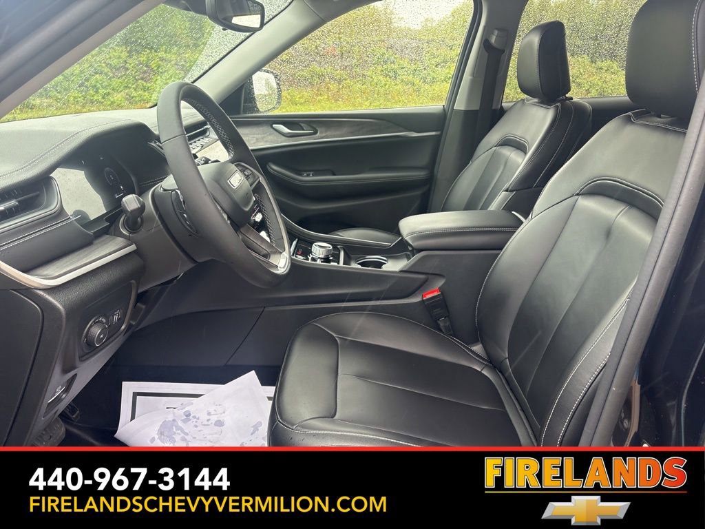 Used 2023 Jeep Grand Cherokee Limited w/ Black Appearance Package AWD/4WD image 15