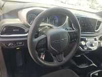 Used 2023 Chrysler Pacifica Touring FWD image 19