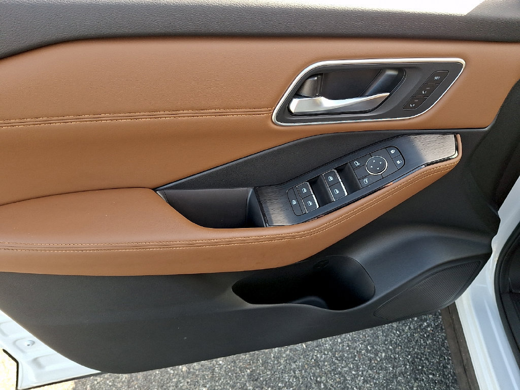 Used 2025 Nissan Rogue Platinum AWD/4WD image 14