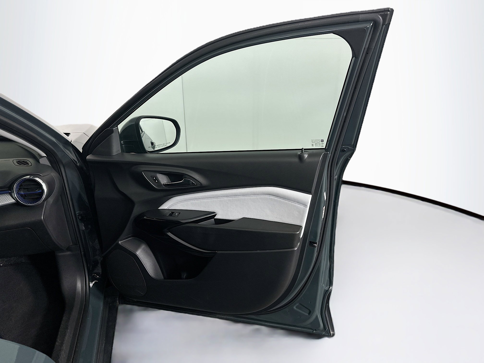 Used 2025 Chevrolet Trax LT w/ LT Convenience Package image 29