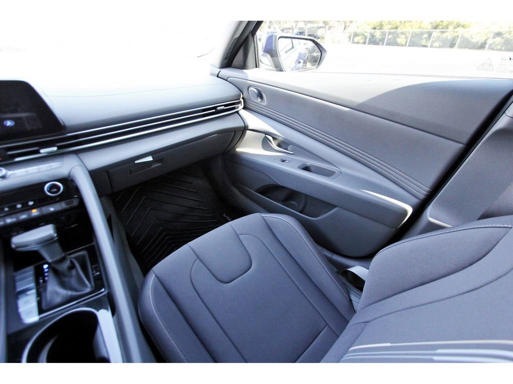 Certified 2025 Hyundai Elantra SEL image 11