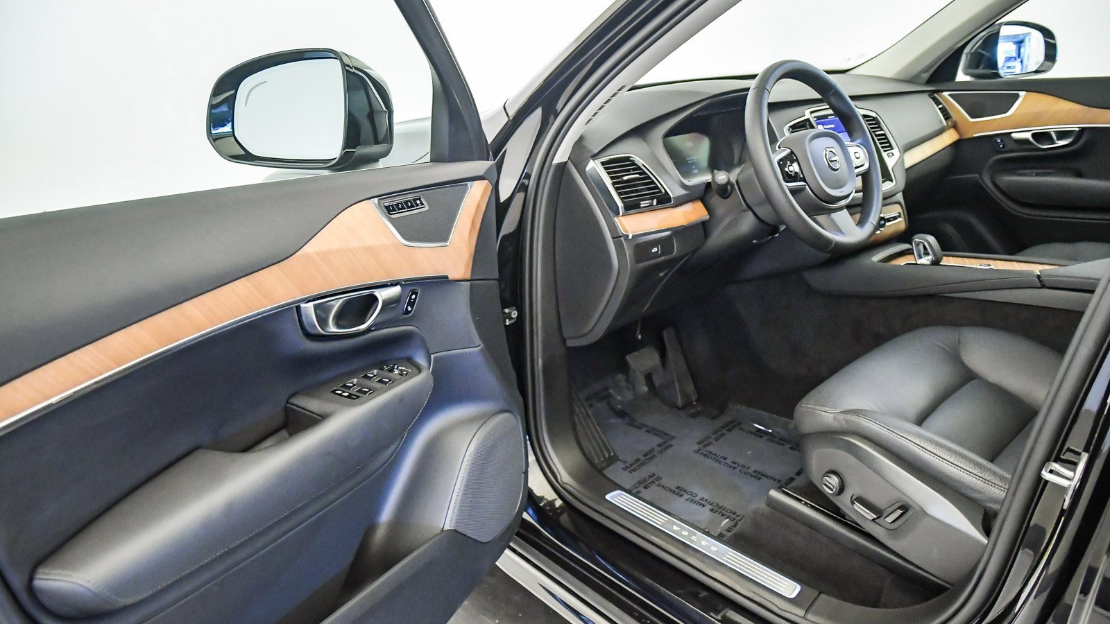 Certified 2025 Volvo XC90 B6 Plus image 24