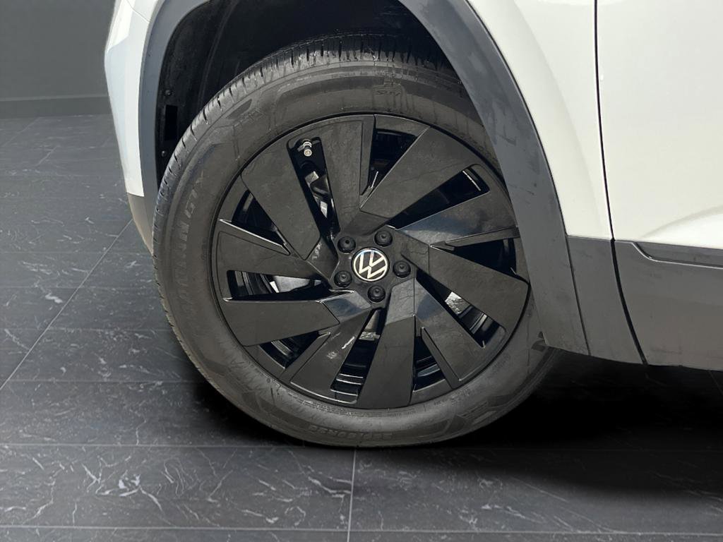 Certified 2025 Volkswagen Atlas Cross Sport SE w/ Panoramic Sunroof Package image 35