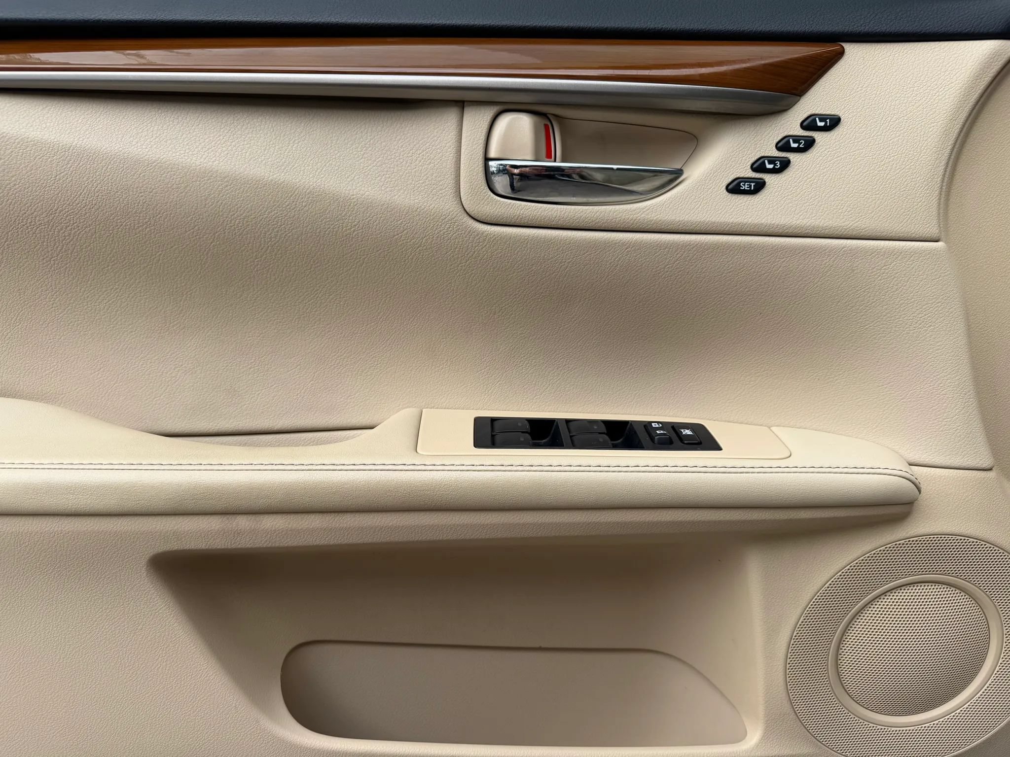 Used 2014 Lexus ES 300h w/ Luxury Package w/Bamboo Trim FWD image 9