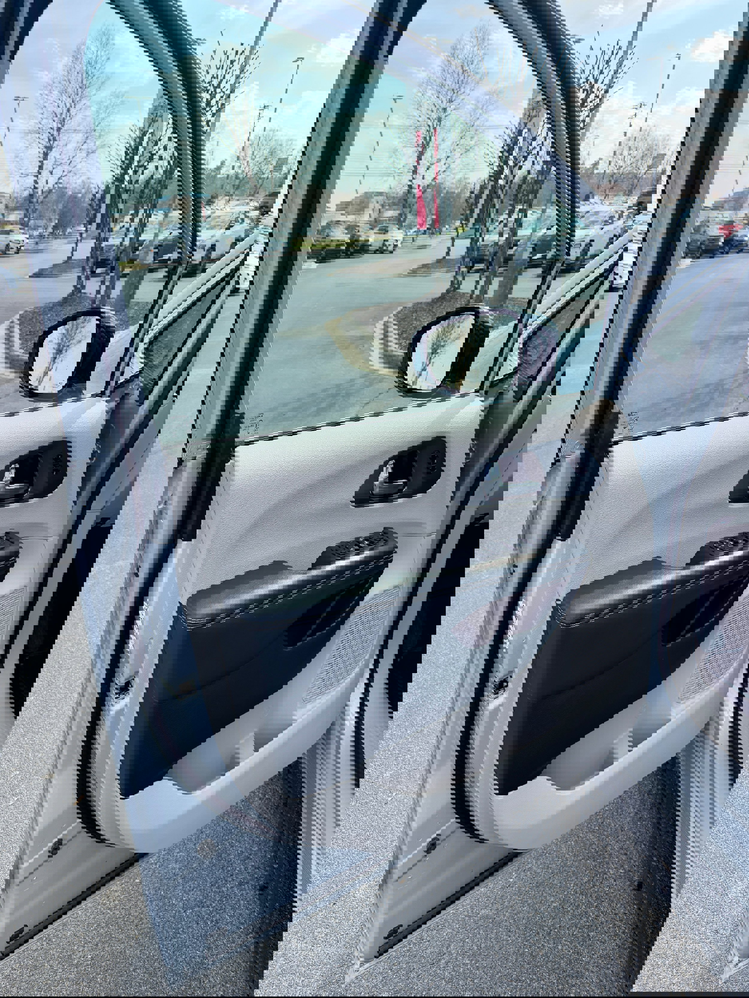 Used 2024 Chrysler Pacifica Touring-L image 7