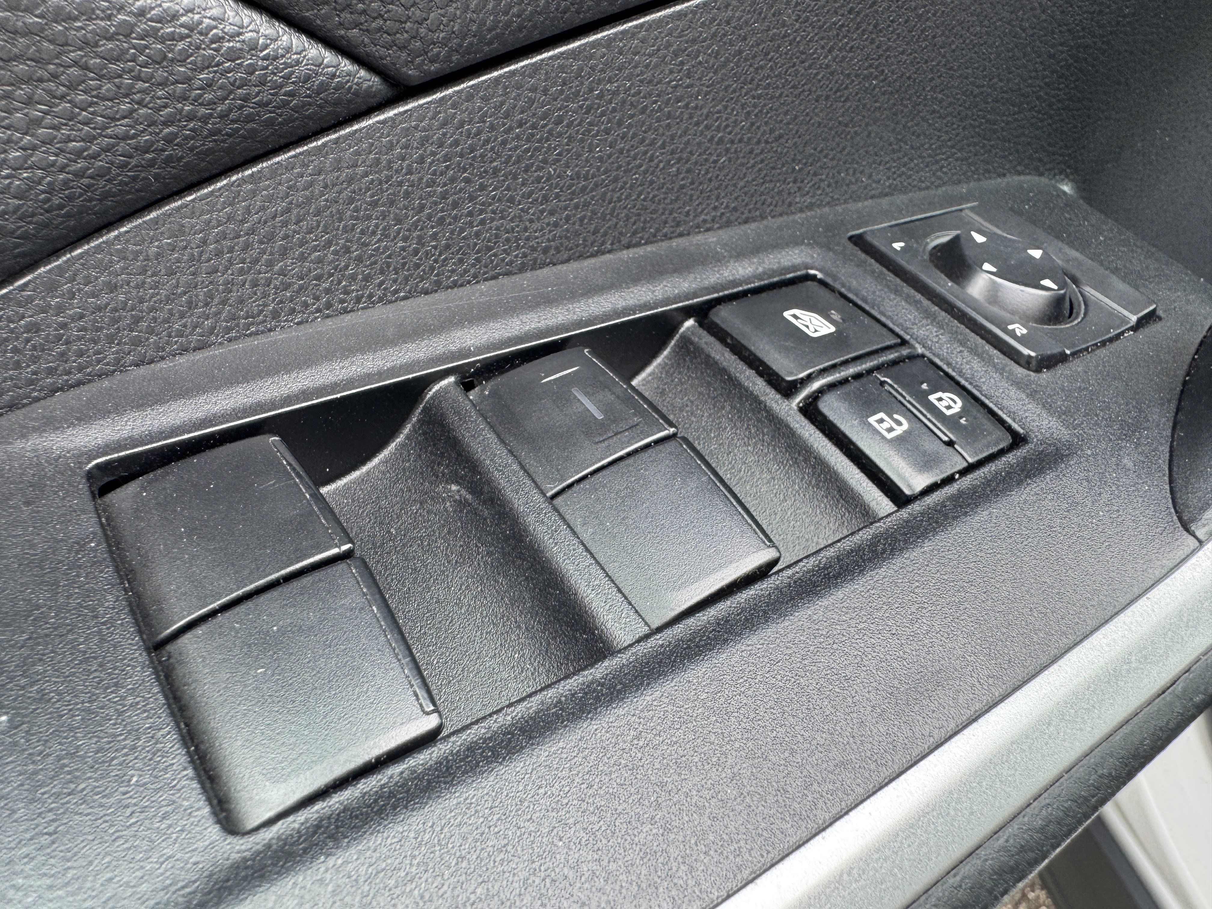 Used 2021 Toyota RAV4 LE AWD/4WD image 10