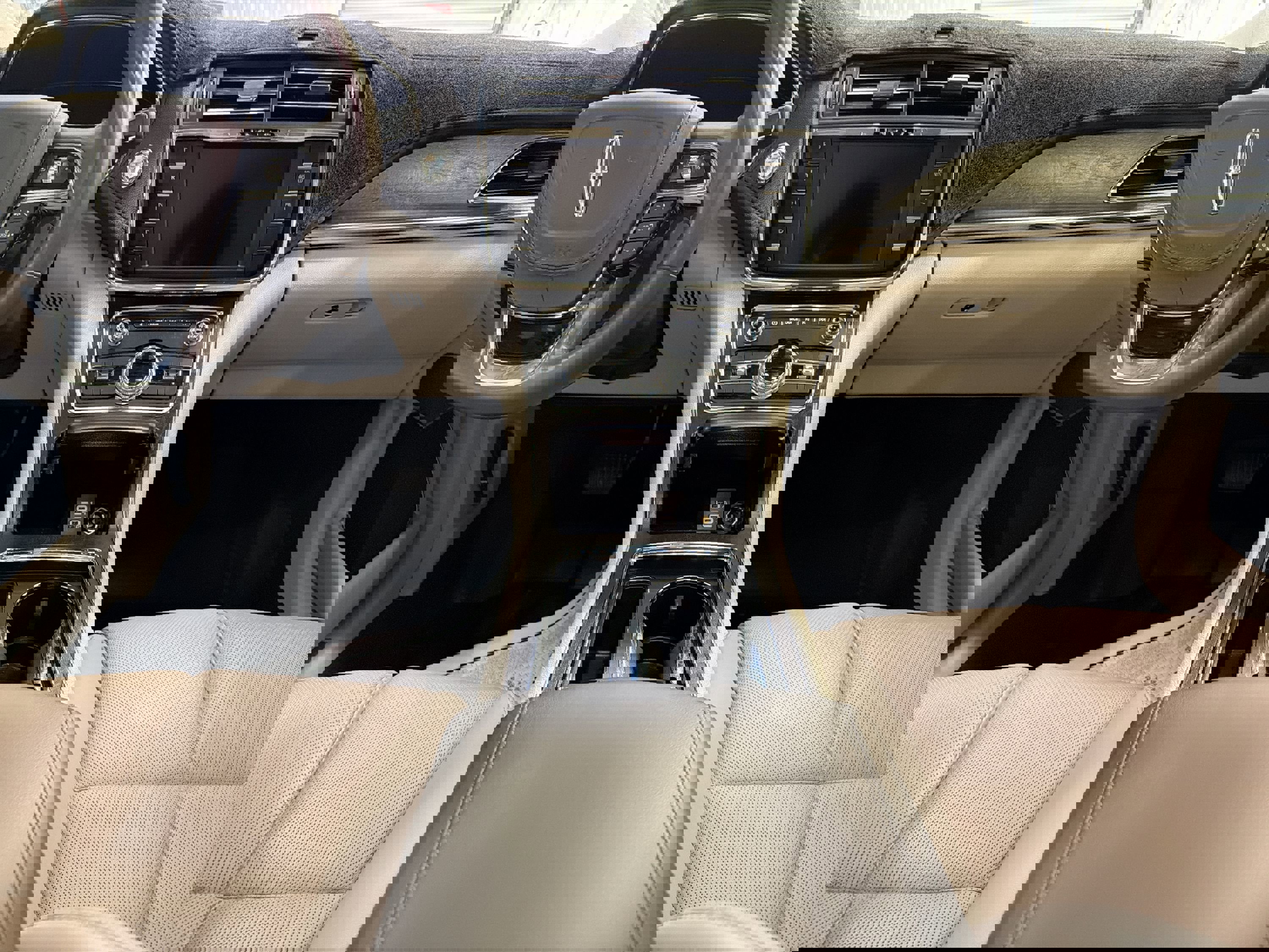 Used 2020 Lincoln Continental w/ Premium Package image 22