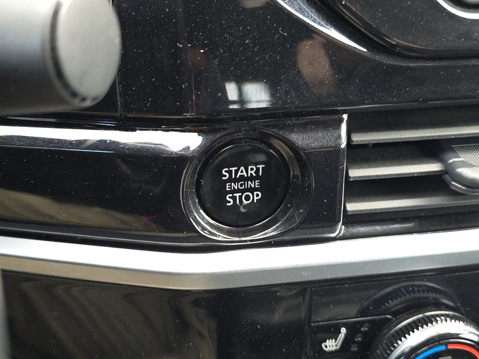 Used 2025 Nissan Pathfinder SV image 22