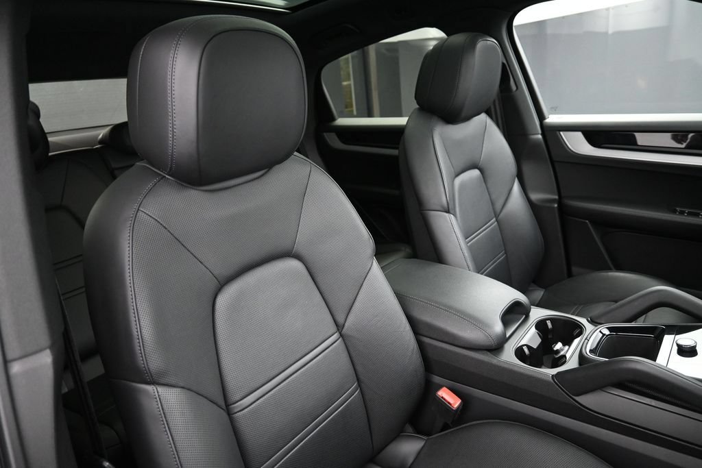 Certified 2024 Porsche Cayenne Coupe AWD/4WD image 29