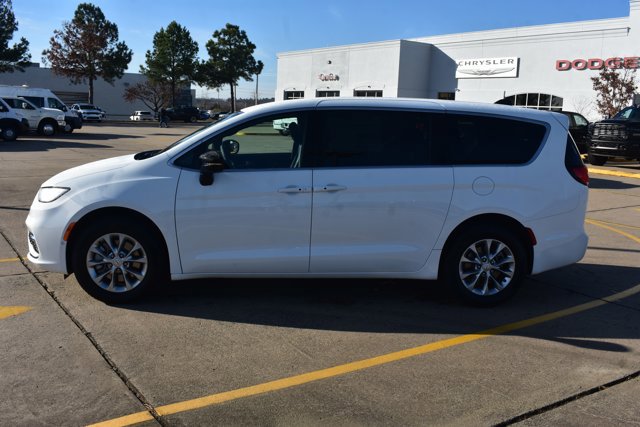 New 2026 Chrysler Pacifica Select image 10