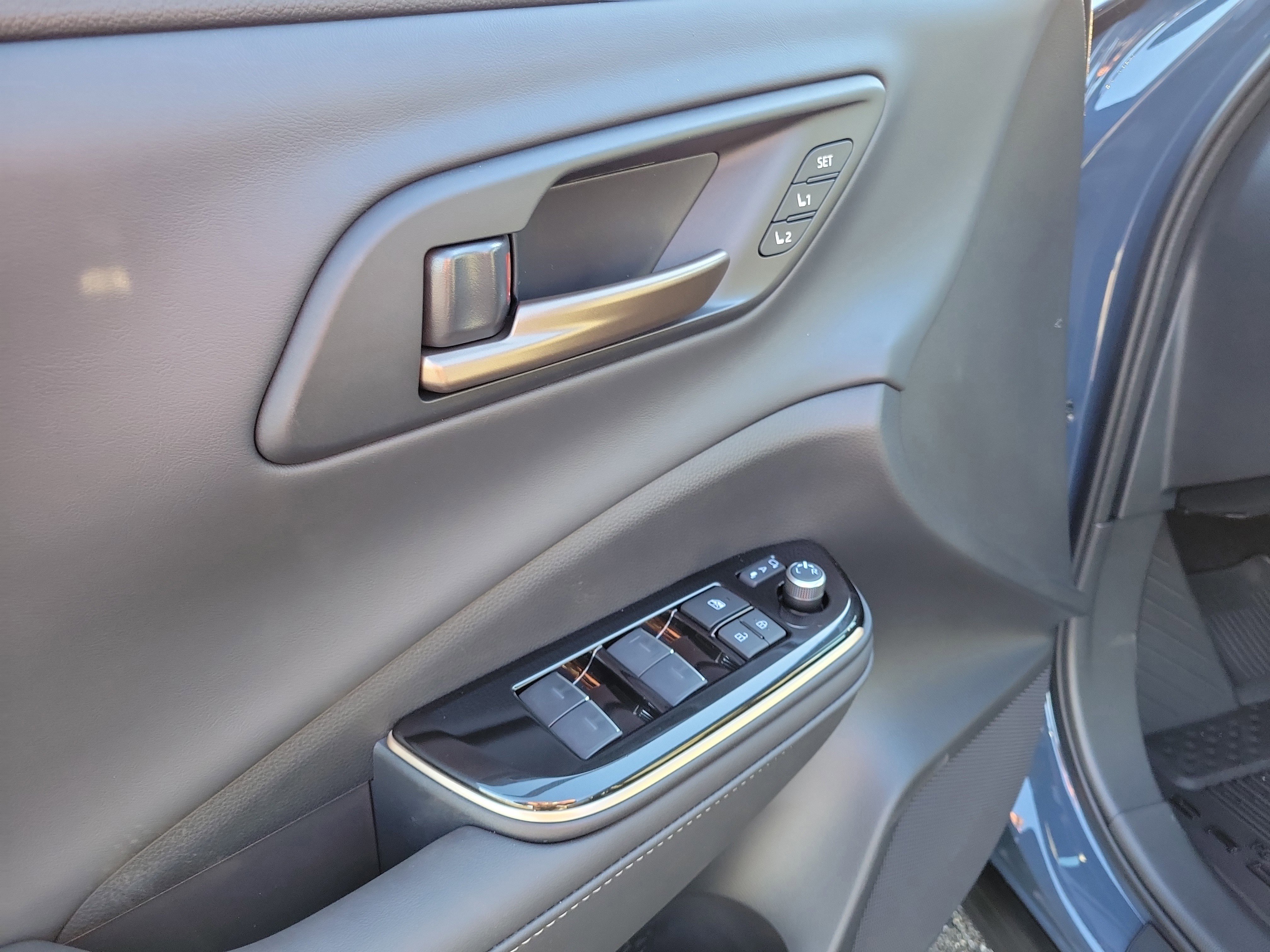 New 2025 Toyota Crown Signia w/ Advanced Technology Package image 18