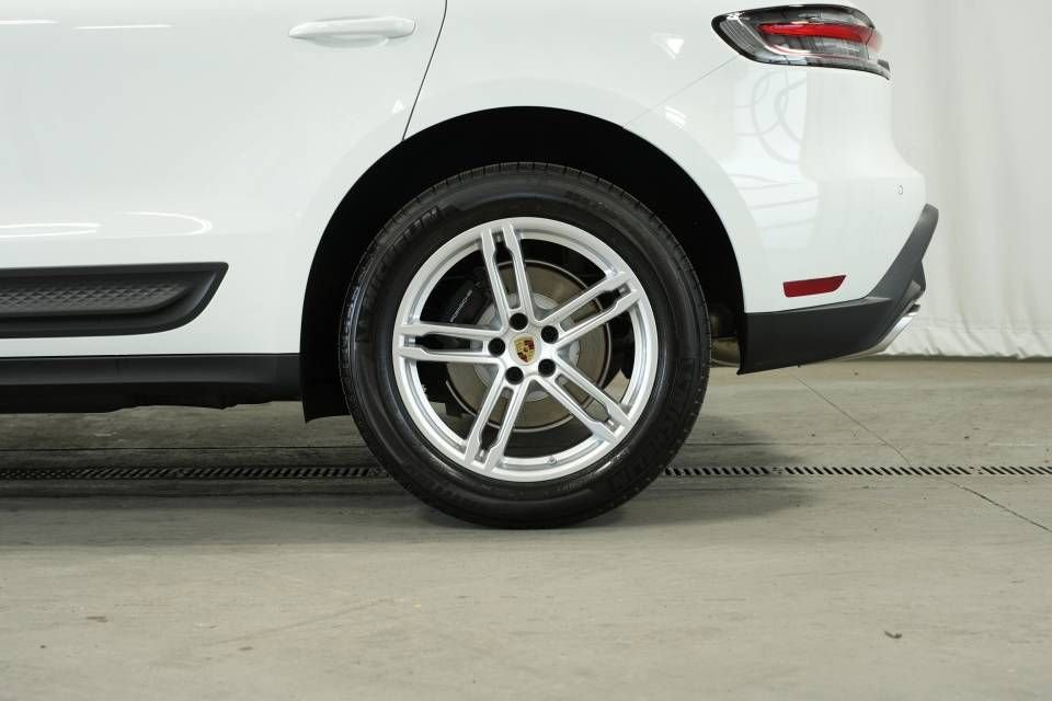 Certified 2025 Porsche Macan AWD/4WD image 42