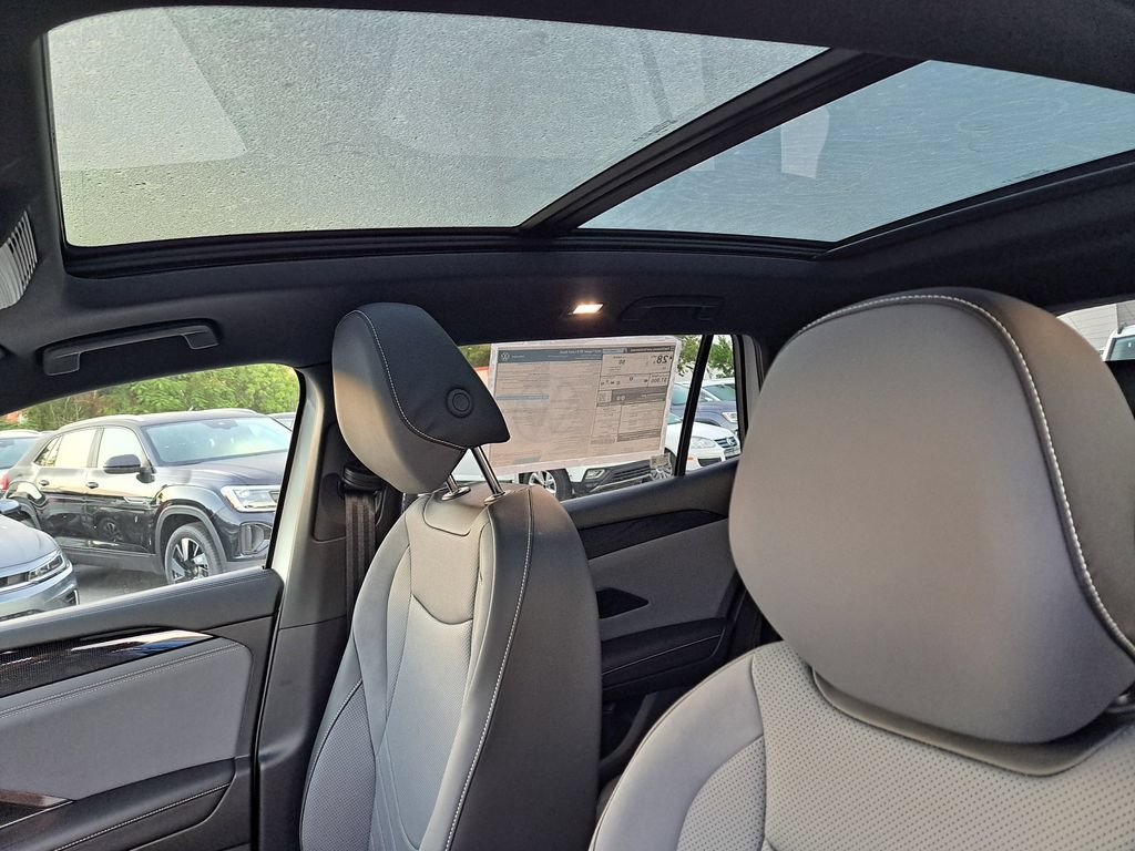 New 2026 Volkswagen Tiguan SE R-Line FWD image 8