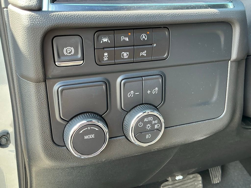 Used 2025 Chevrolet Suburban Premier image 23