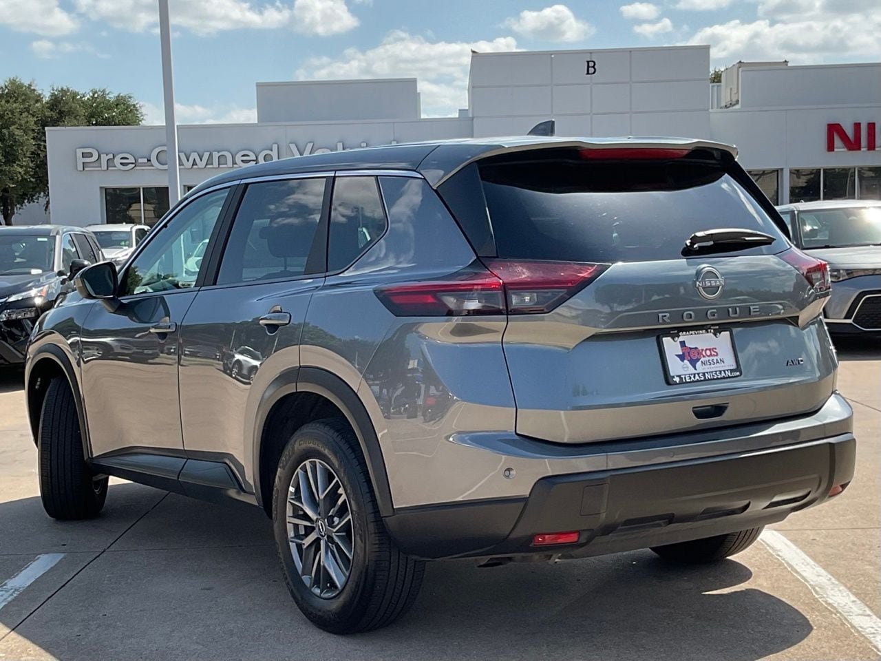 Used 2026 Nissan Rogue SV AWD/4WD image 7