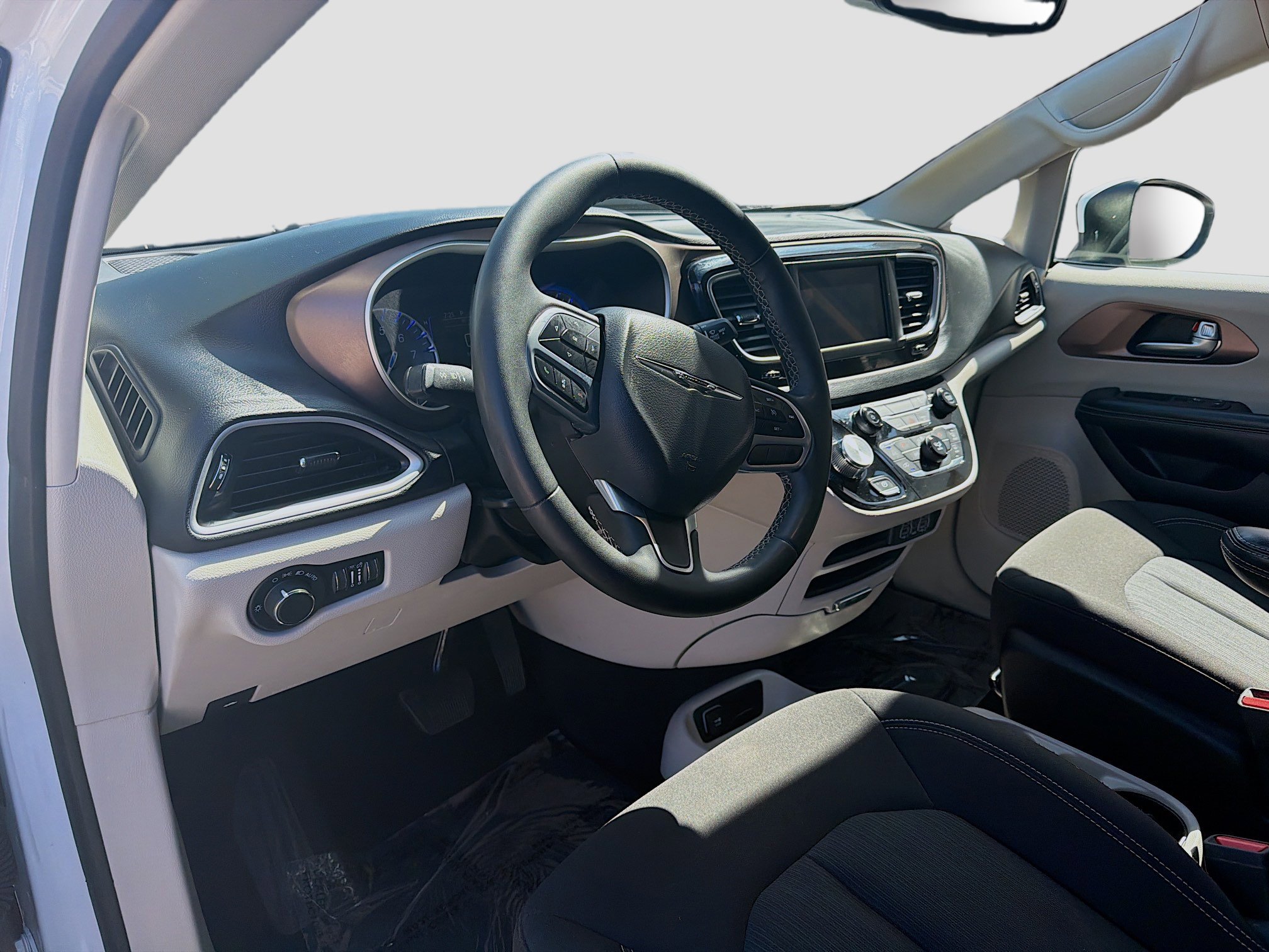 Used 2023 Chrysler Voyager LX FWD image 9