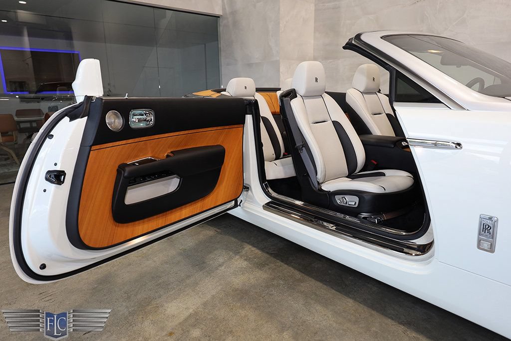 Used 2017 Rolls-Royce Dawn RWD image 17