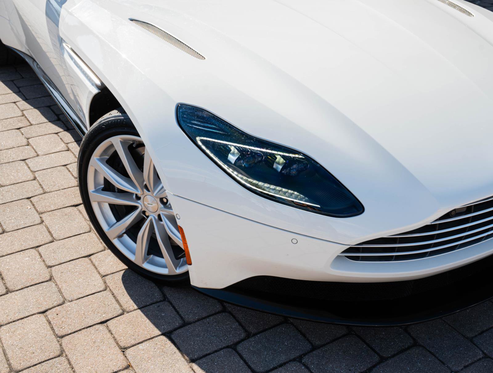 Used 2019 Aston Martin DB11 Volante image 3