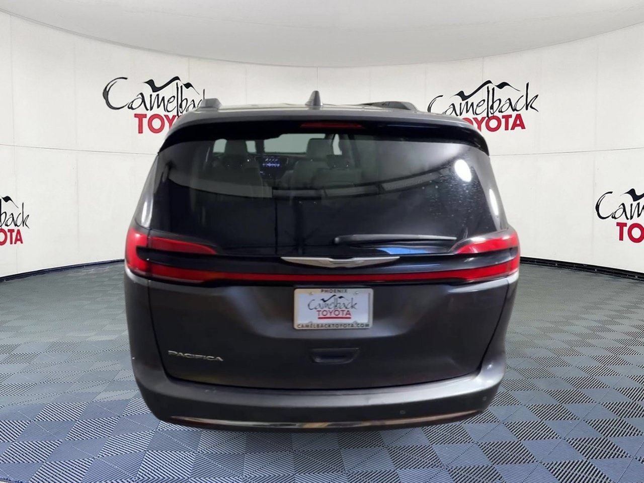 Used 2021 Chrysler Pacifica Touring-L FWD image 3