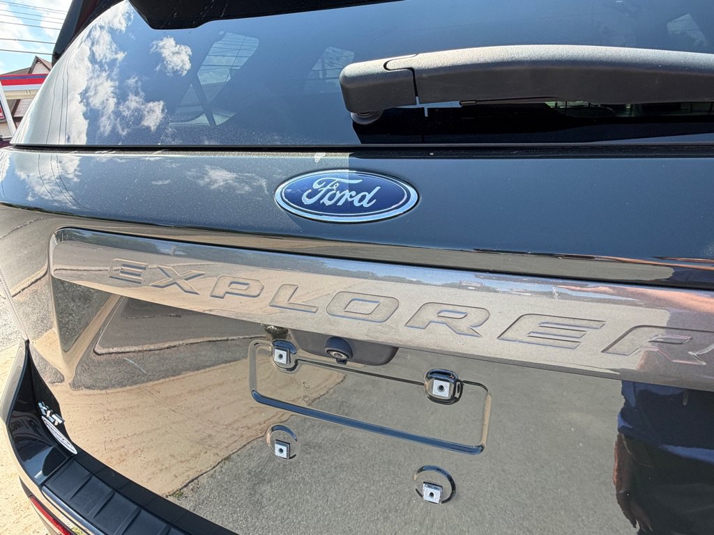 Used 2022 Ford Explorer XLT w/ Equipment Group 202A AWD/4WD image 9