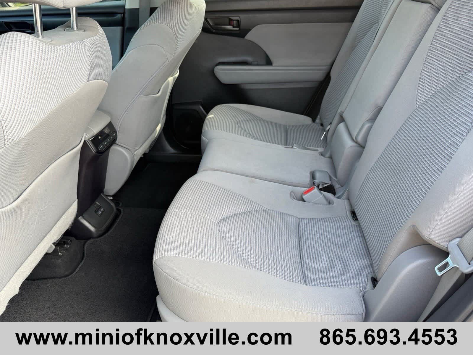 Used 2022 Toyota Highlander LE AWD/4WD image 17