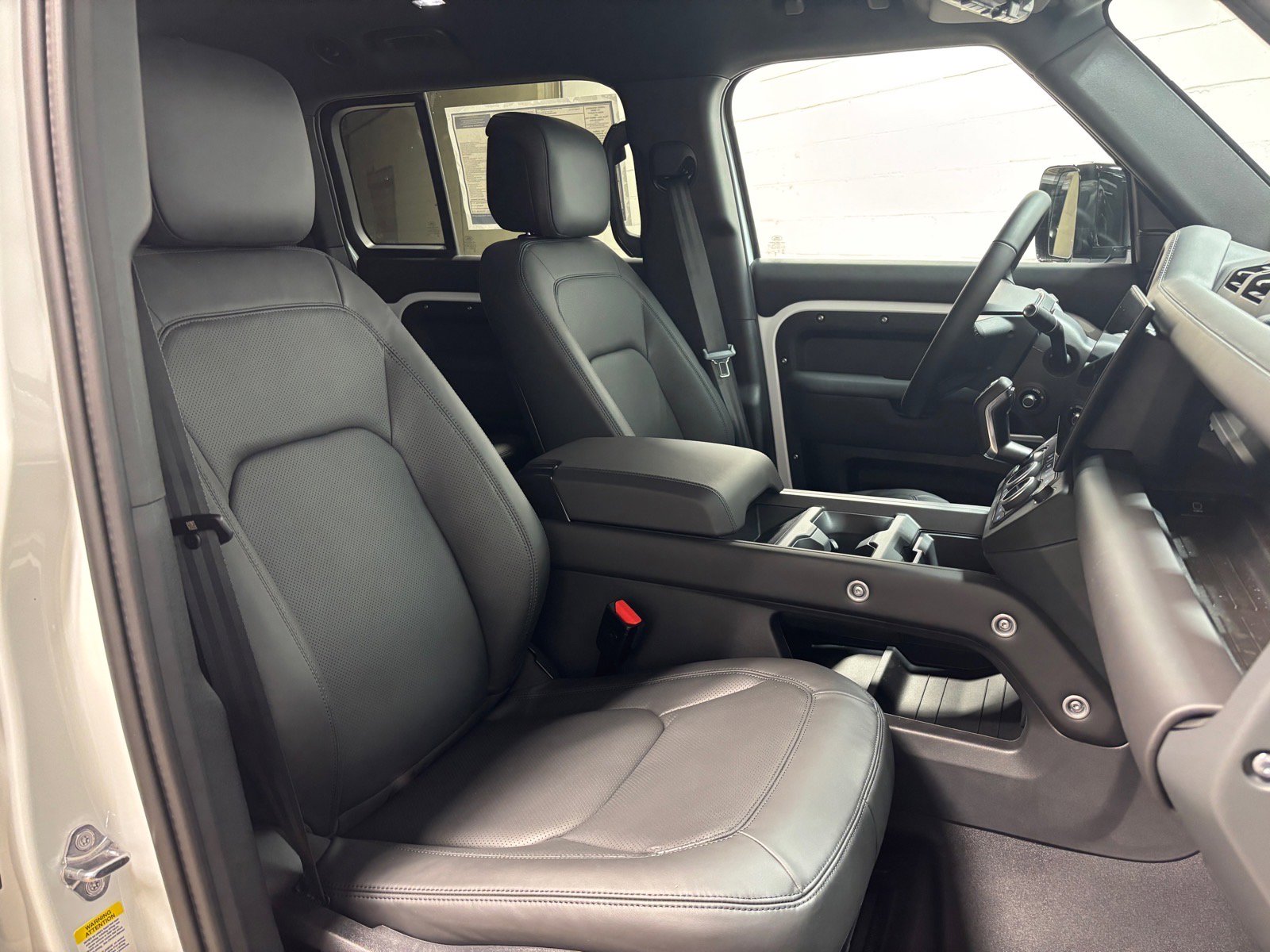 New 2026 Land Rover Defender 130 X-Dynamic SE AWD/4WD image 34