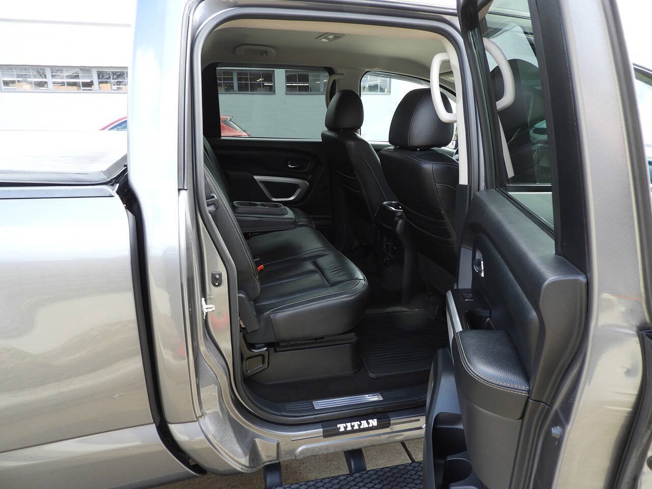Used 2018 Nissan Titan SL w/ Chrome Package AWD/4WD image 26