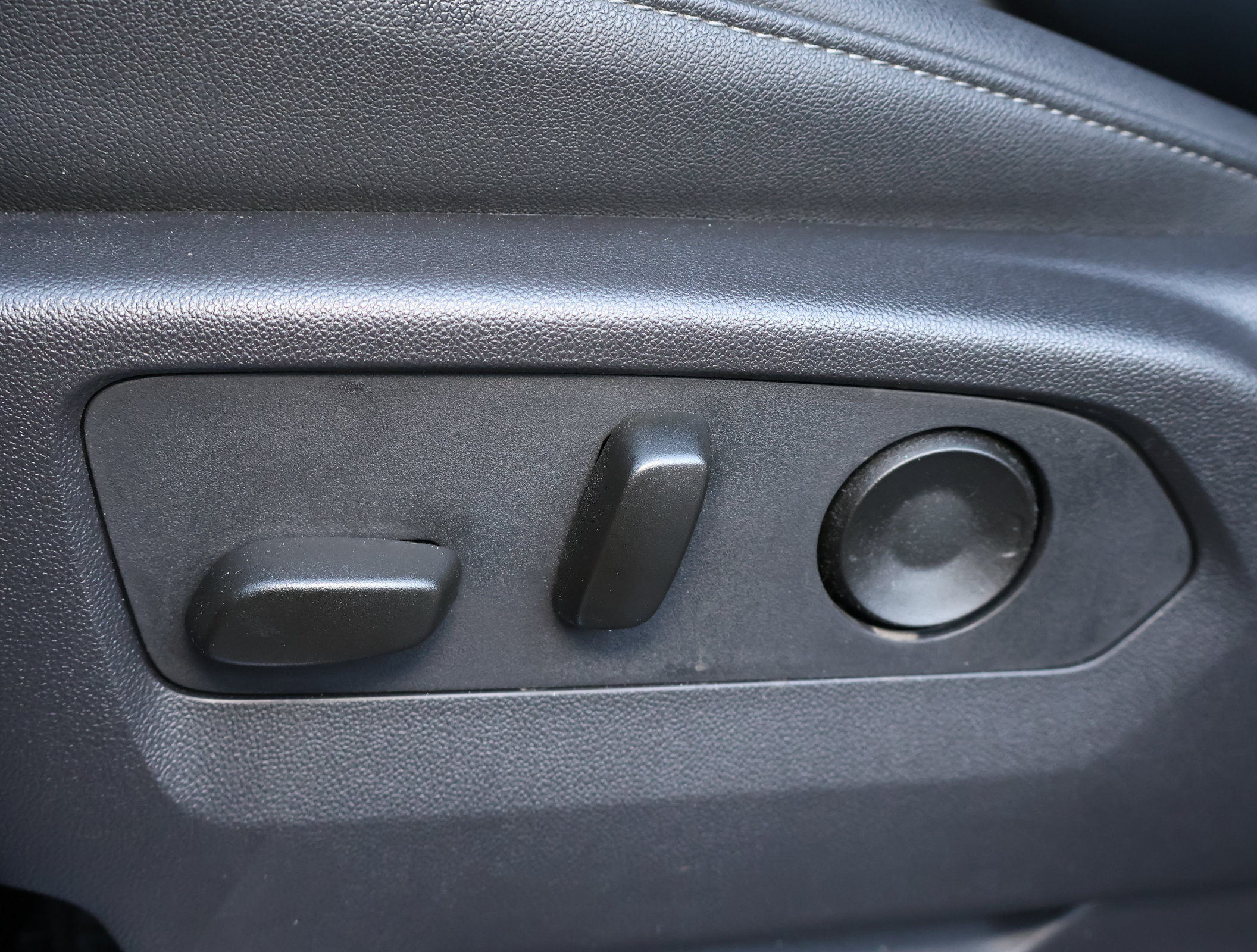 Used 2025 Chevrolet Silverado 1500 LTZ AWD/4WD image 11