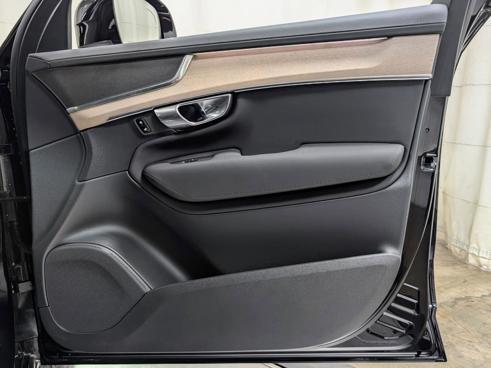 Used 2025 Volvo XC90 B5 Core w/ Protection Package Premier image 28