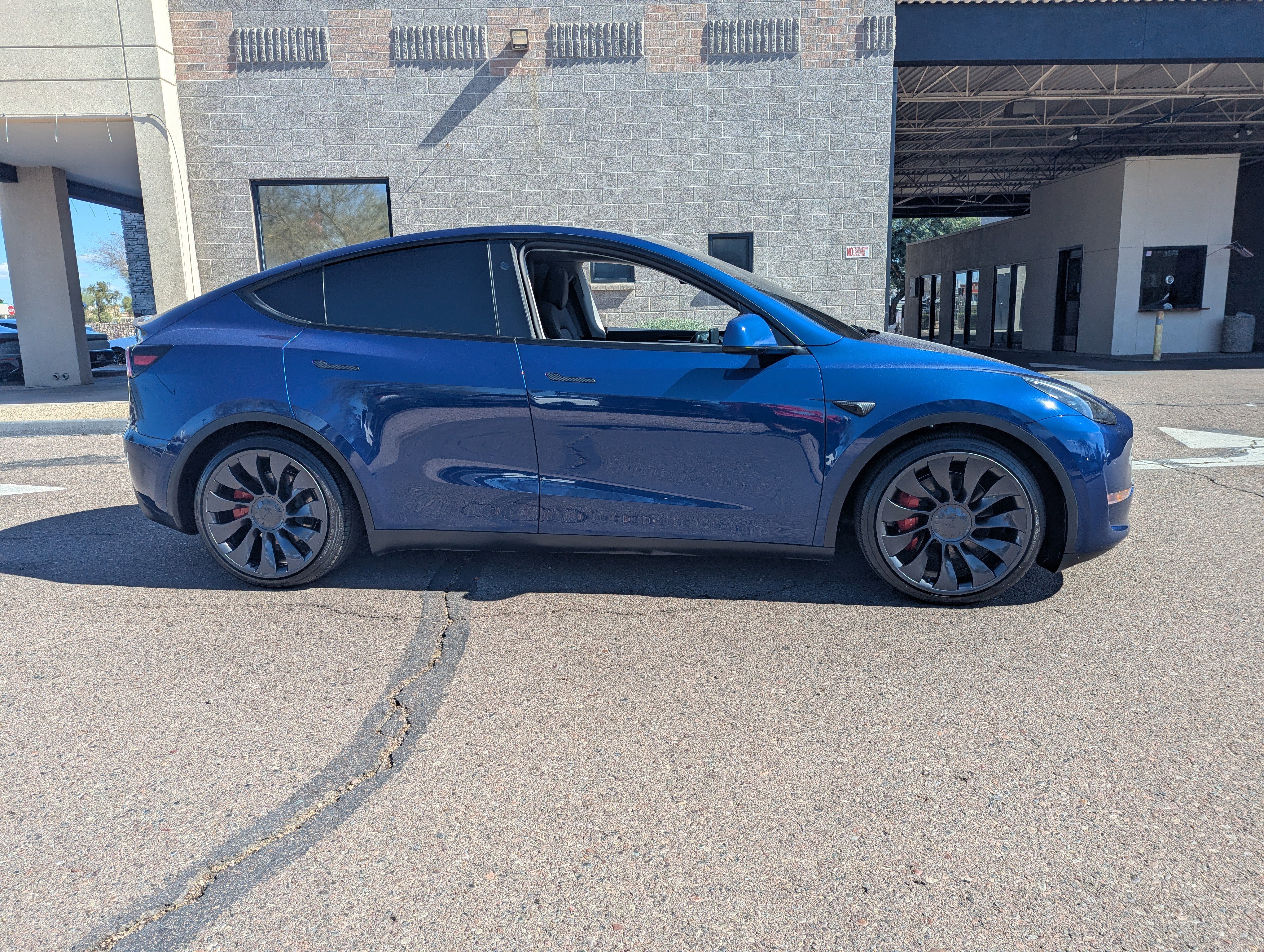 Used 2025 Tesla Model Y Performance image 2