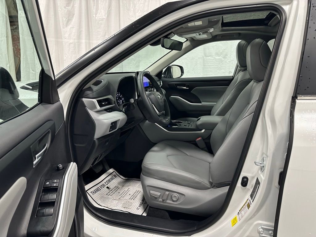 Used 2025 Toyota Highlander XLE image 10