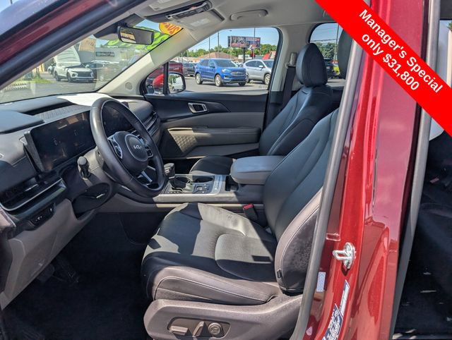 Used 2025 Kia Carnival FWD image 11