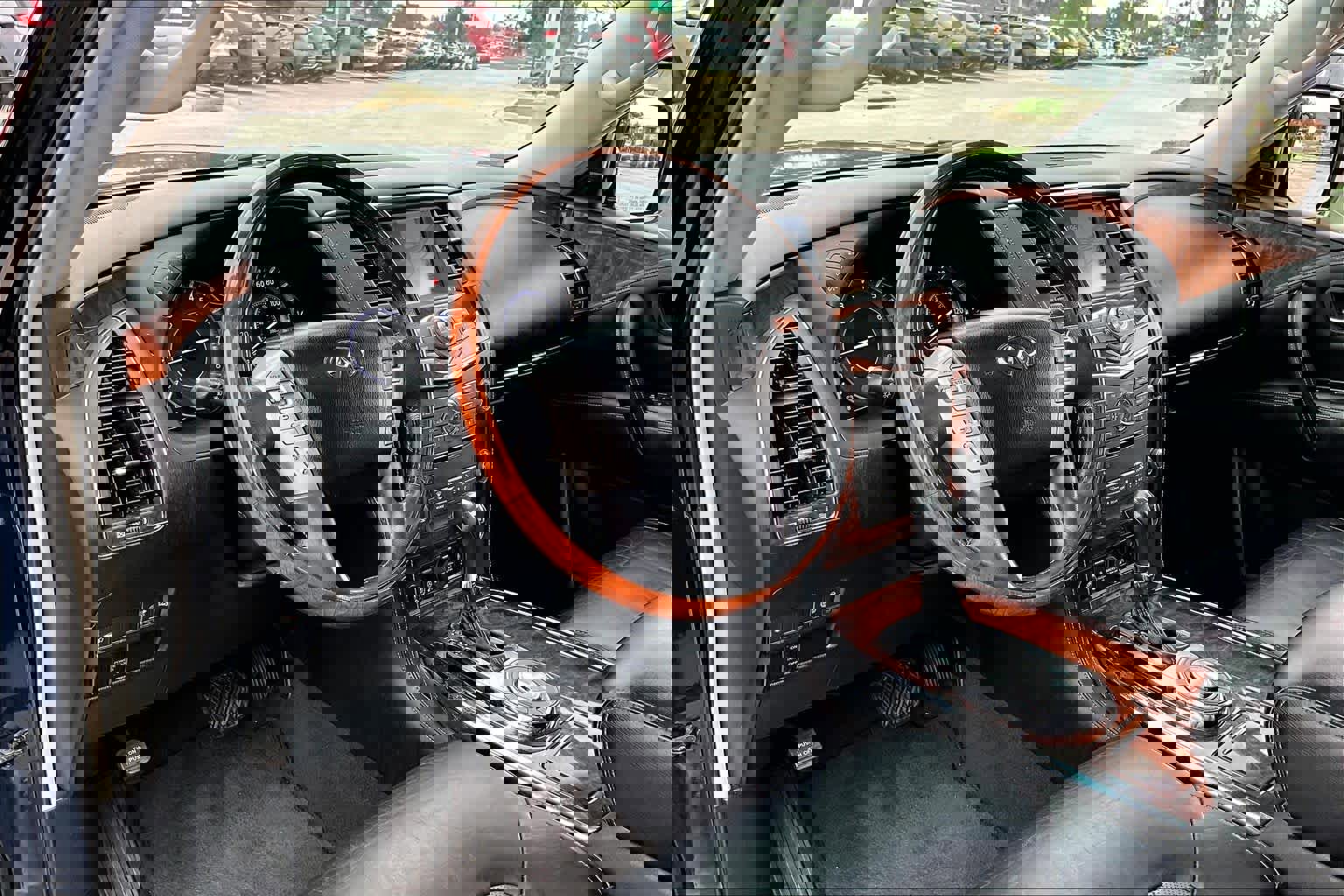 Used 2015 INFINITI QX80 w/ Deluxe Technology Package image 17