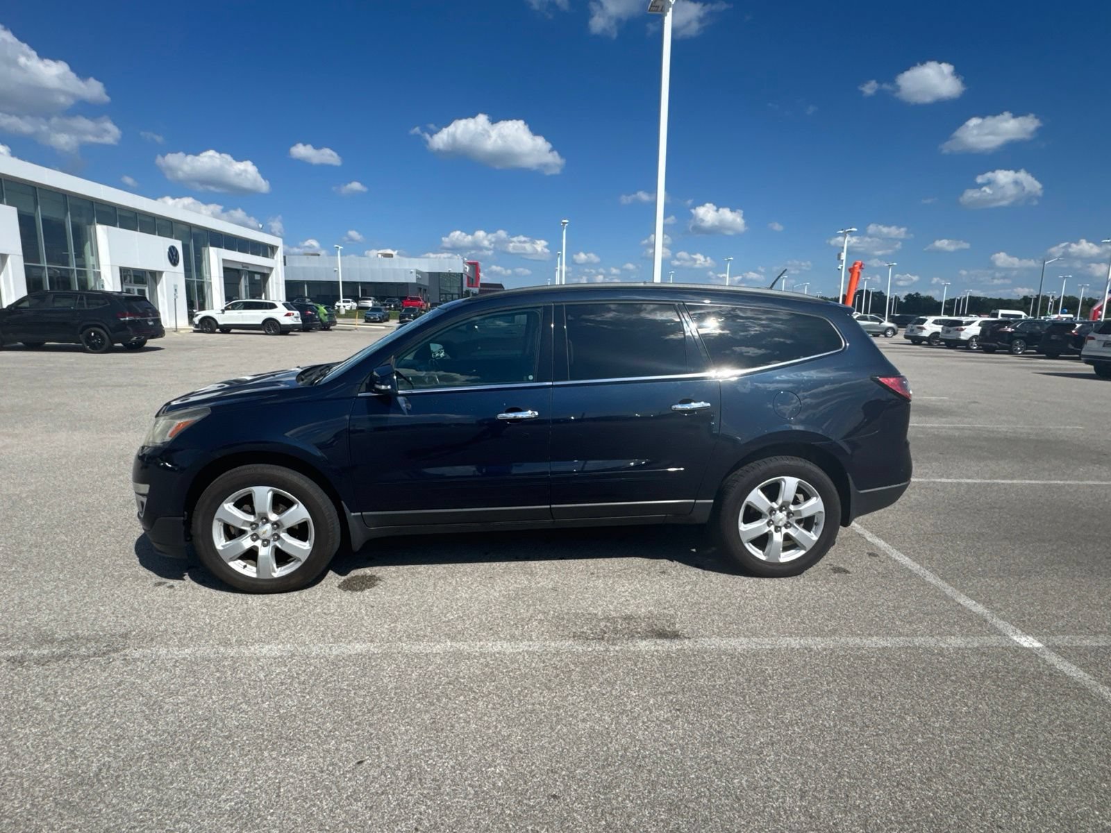 Used 2016 Chevrolet Traverse LT w/ Style and Technology Package FWD image 4