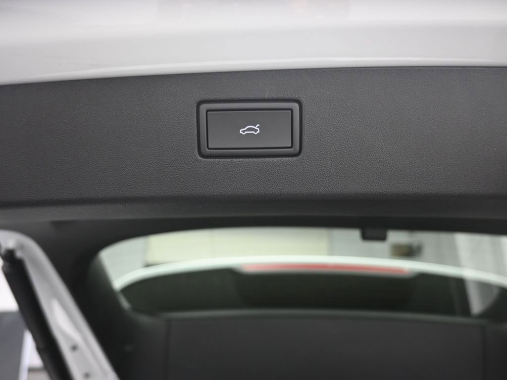 Certified 2025 Volkswagen Tiguan SE FWD image 24