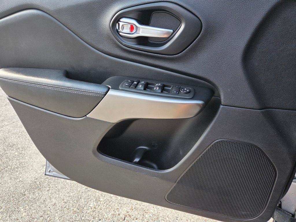 Used 2021 Jeep Cherokee Latitude Plus FWD image 20